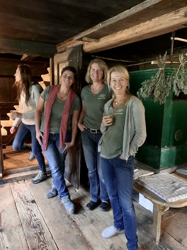tine Bongartz, kerstin Krauth, Uta Böhler vor dem Kachelofen des Langenbachhofs